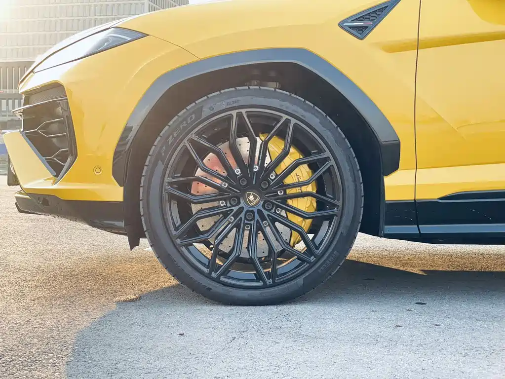 Lamborghini Urus SE — фото 7