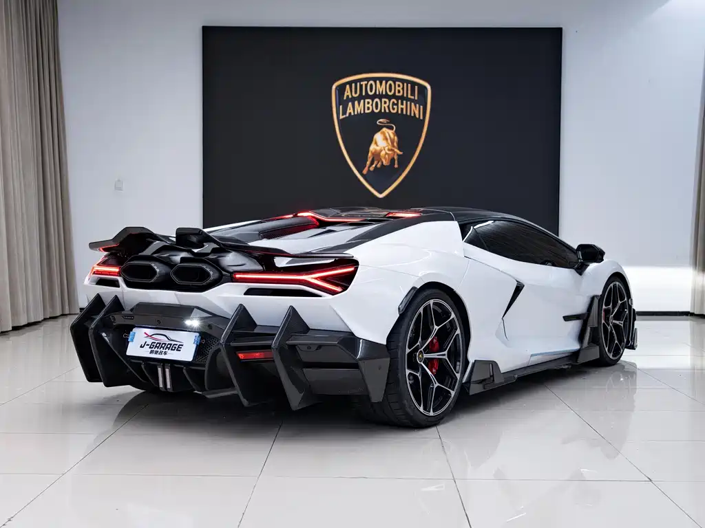 Lamborghini Revuelto — фото 10