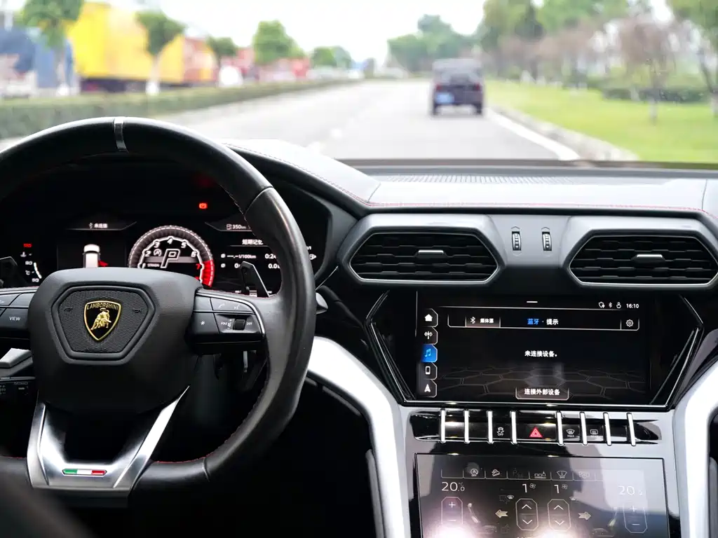 Lamborghini Urus — фото 15