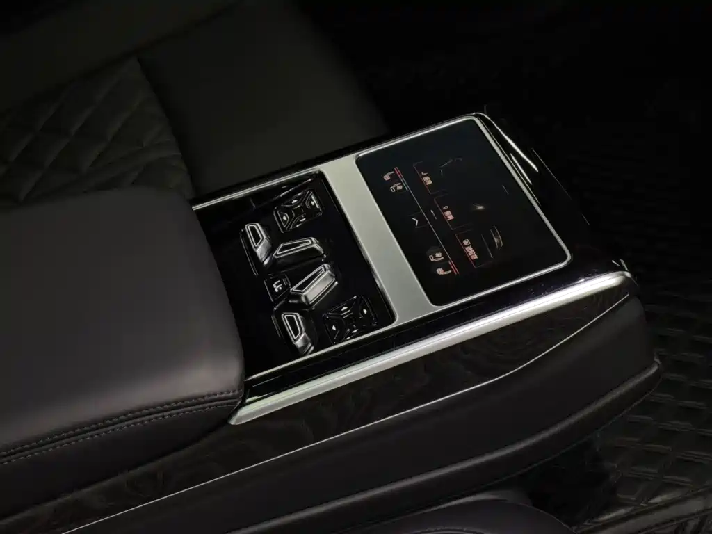 Audi A8 — фото 16