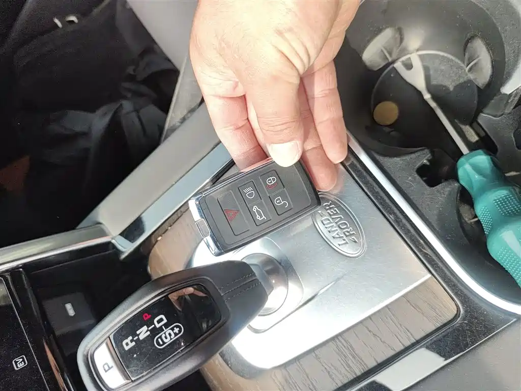 Land Rover Discovery Sport Hybrid — фото 17