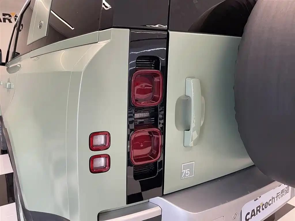 Land Rover Defender — фото 11