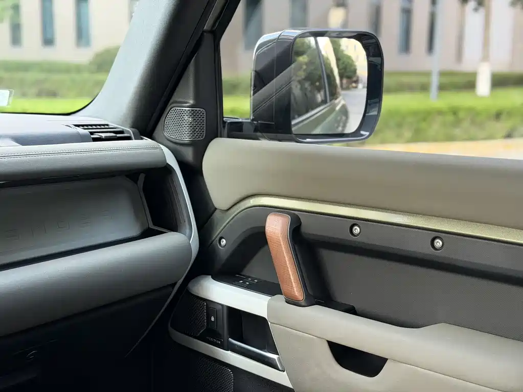 Land Rover Defender — фото 11