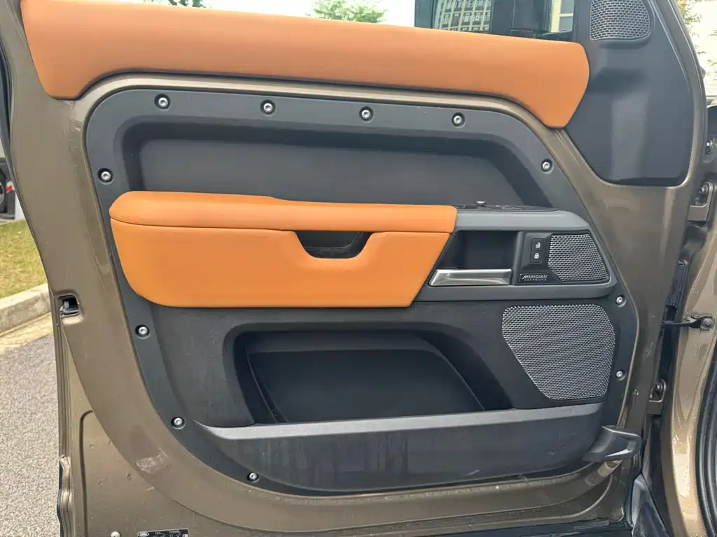 Land Rover Defender — фото 15