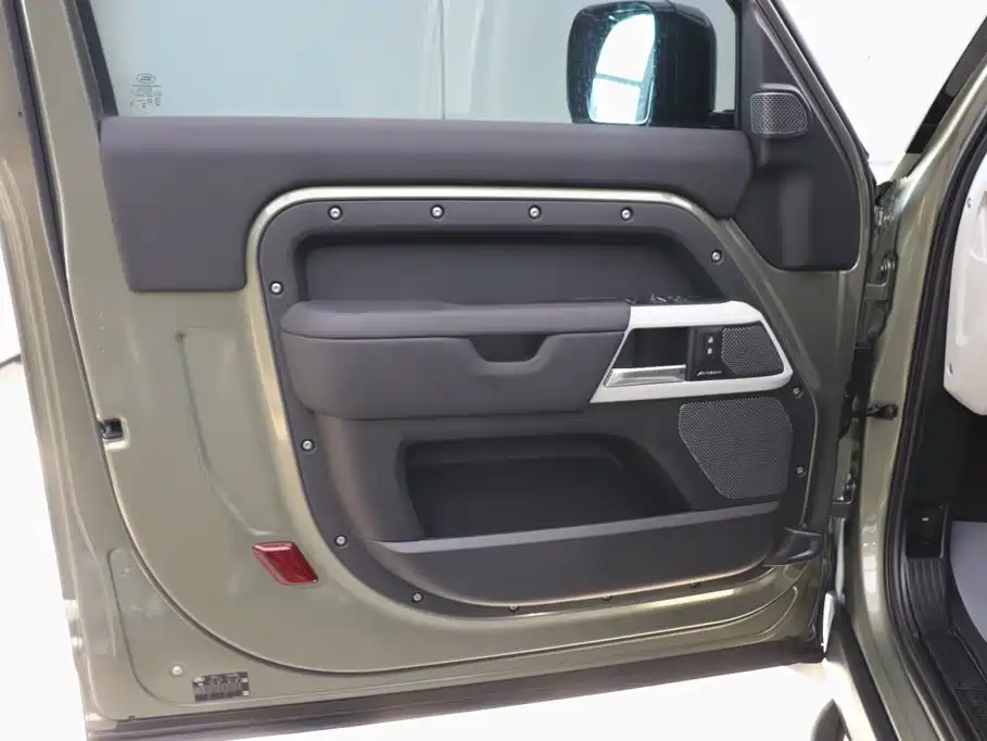 Land Rover Defender — фото 10