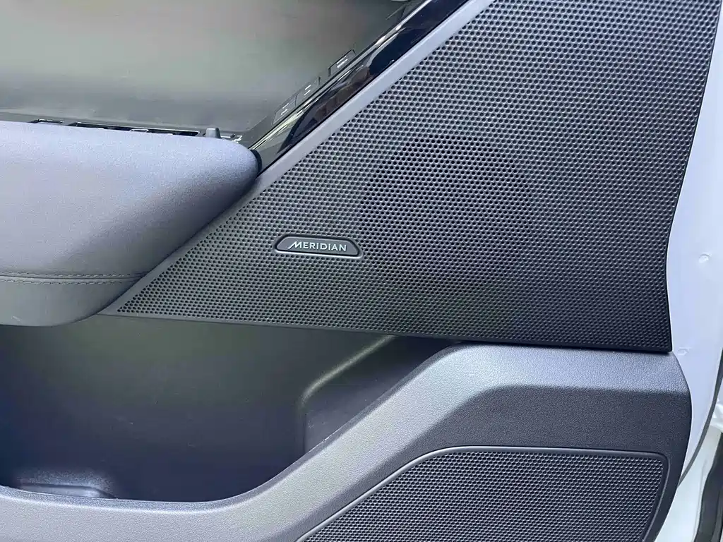 Land Rover Velar — фото 16