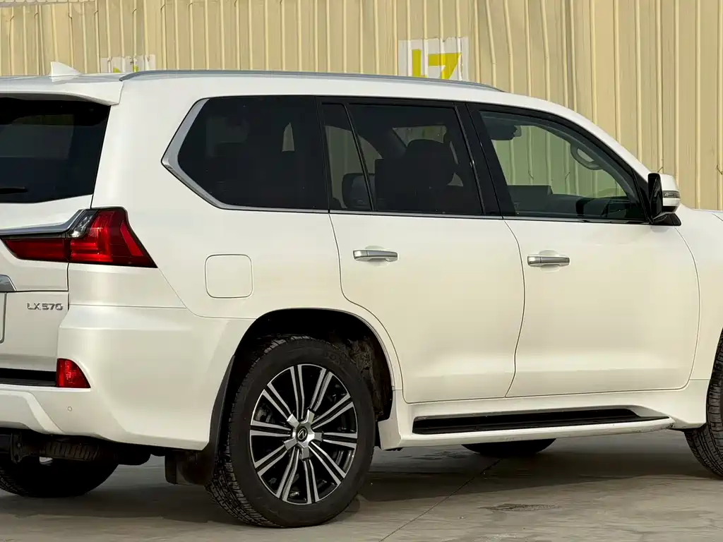 Lexus LX — фото 9