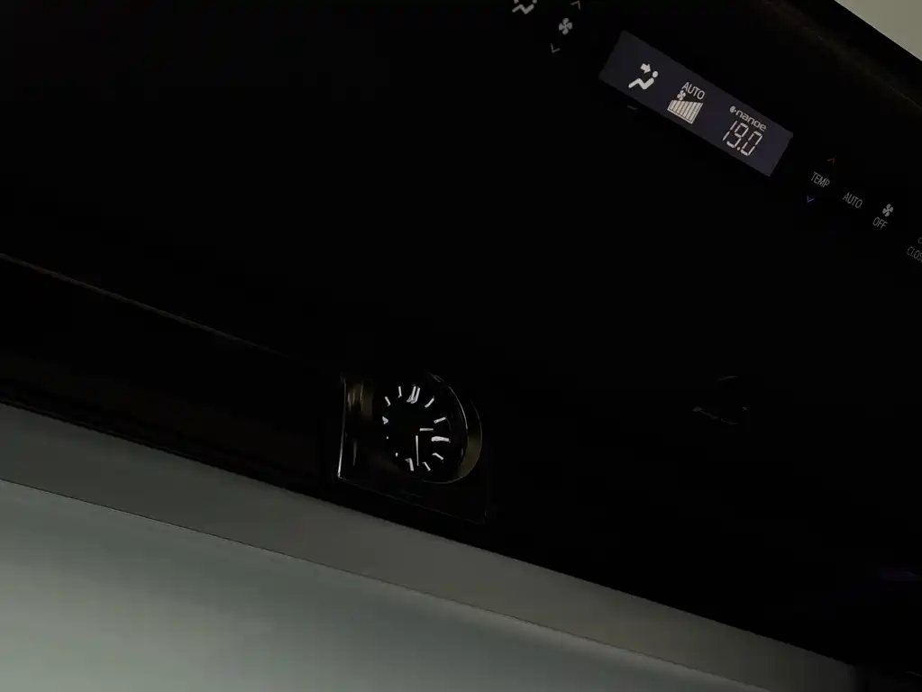 Lexus LM — фото 14
