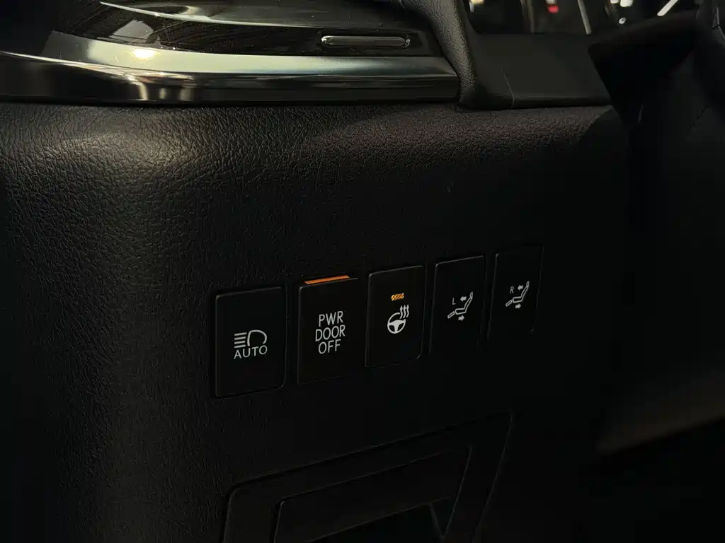 Lexus LM — фото 21
