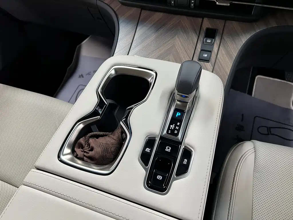 Lexus LM — фото 22