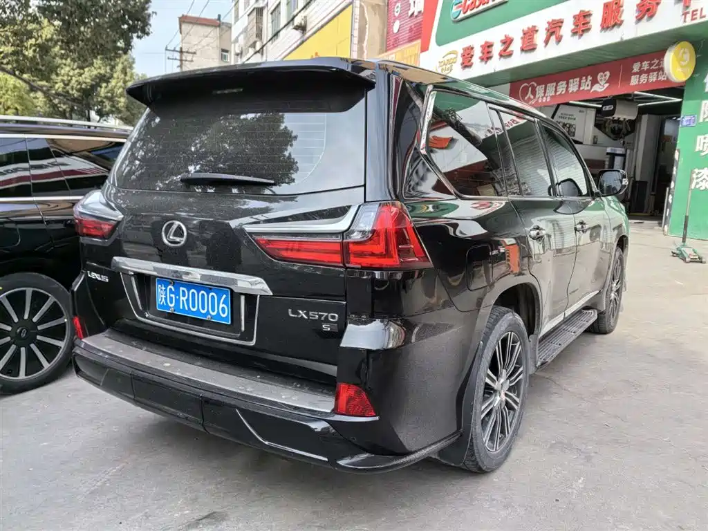 Lexus LX — фото 10