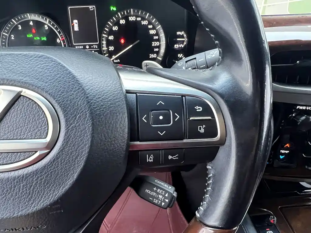 Lexus LX — фото 17