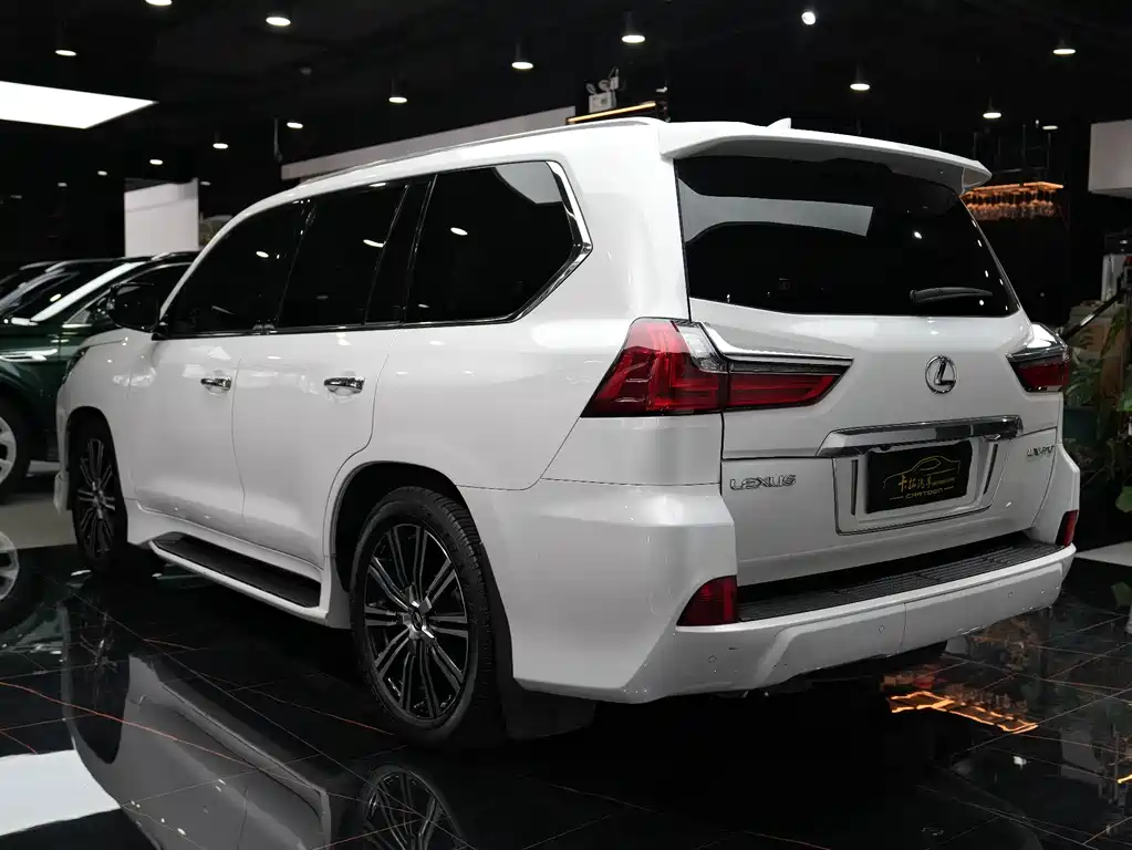 Lexus LX — фото 11