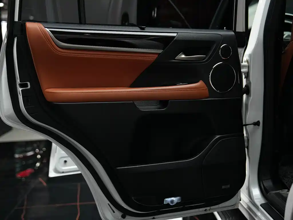 Lexus LX — фото 25