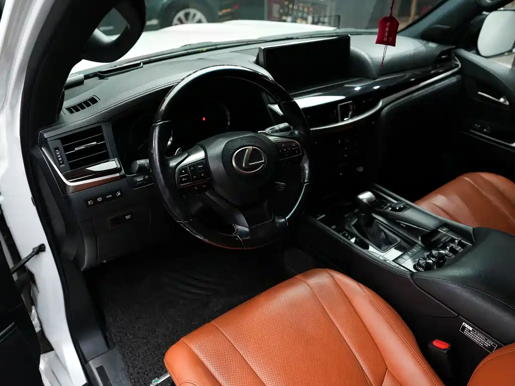 Lexus LX — фото 27