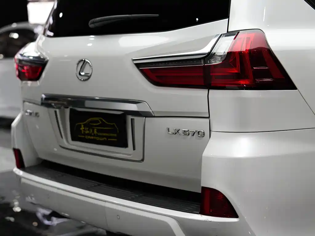 Lexus LX — фото 9