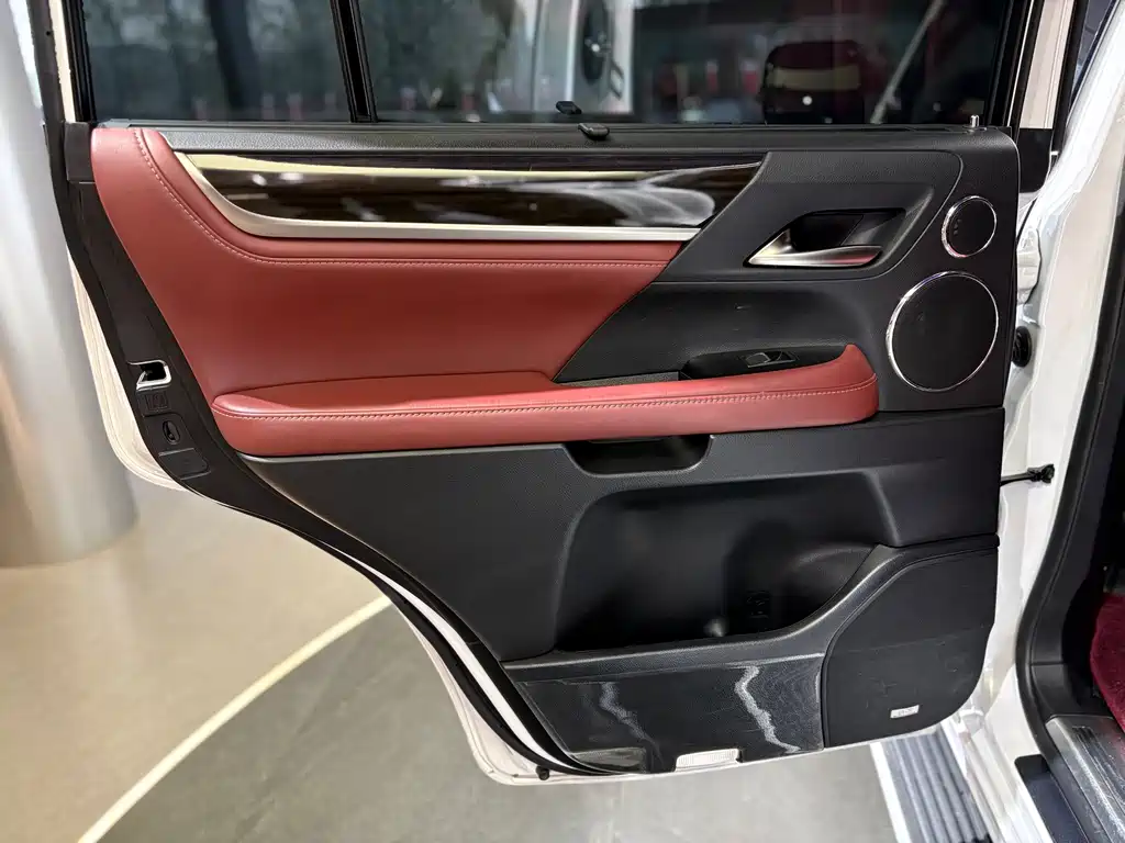 Lexus LX — фото 10
