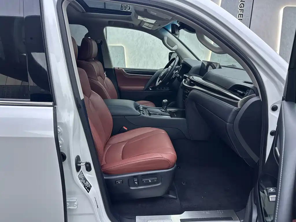 Lexus LX — фото 11