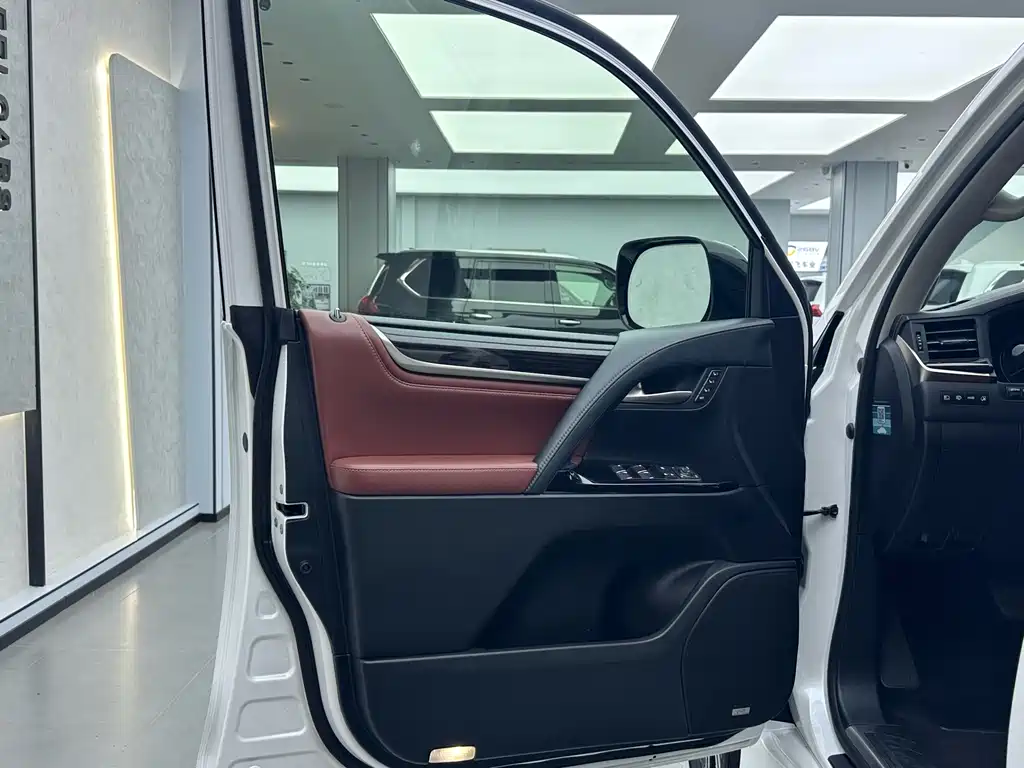 Lexus LX — фото 18