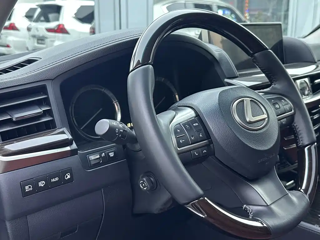 Lexus LX — фото 19