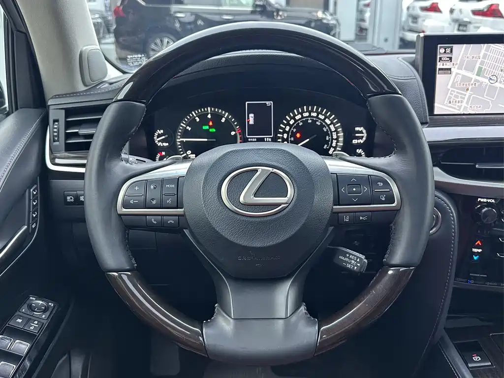 Lexus LX — фото 7