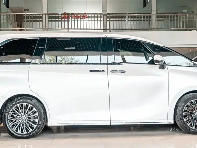 Lexus LM — фото 4