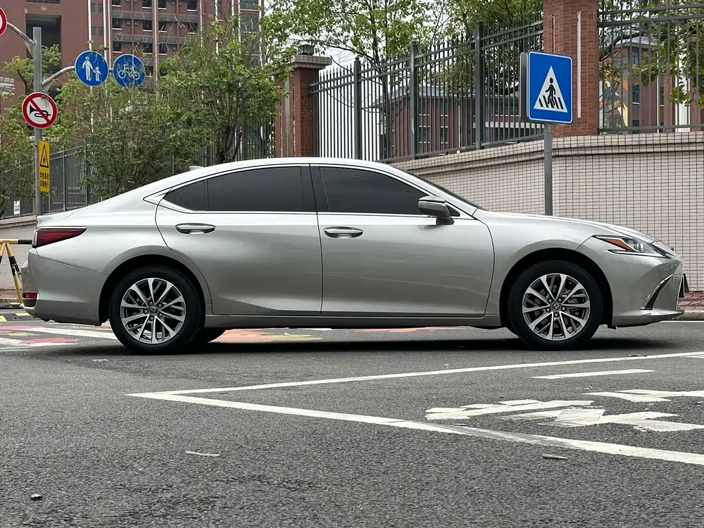 Lexus ES — фото 8