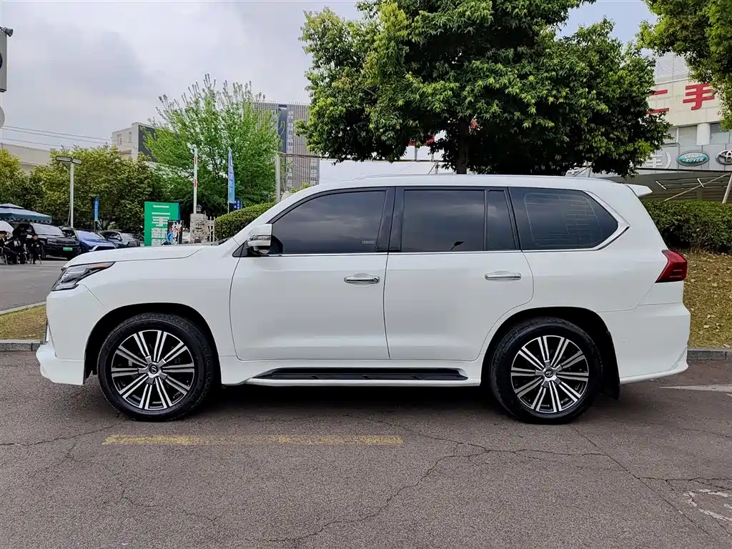 Lexus LX — фото 3