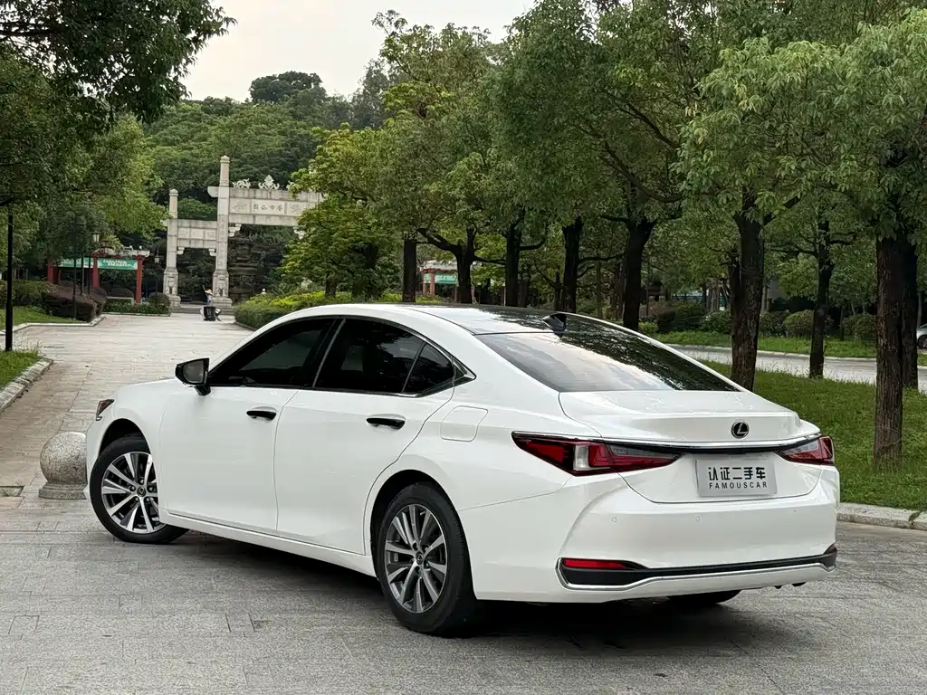 Lexus ES — фото 14