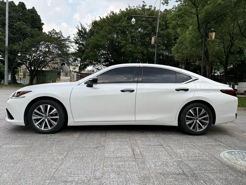 Lexus ES — фото 17