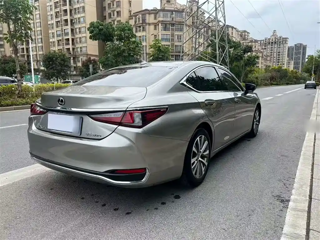 Lexus ES — фото 25