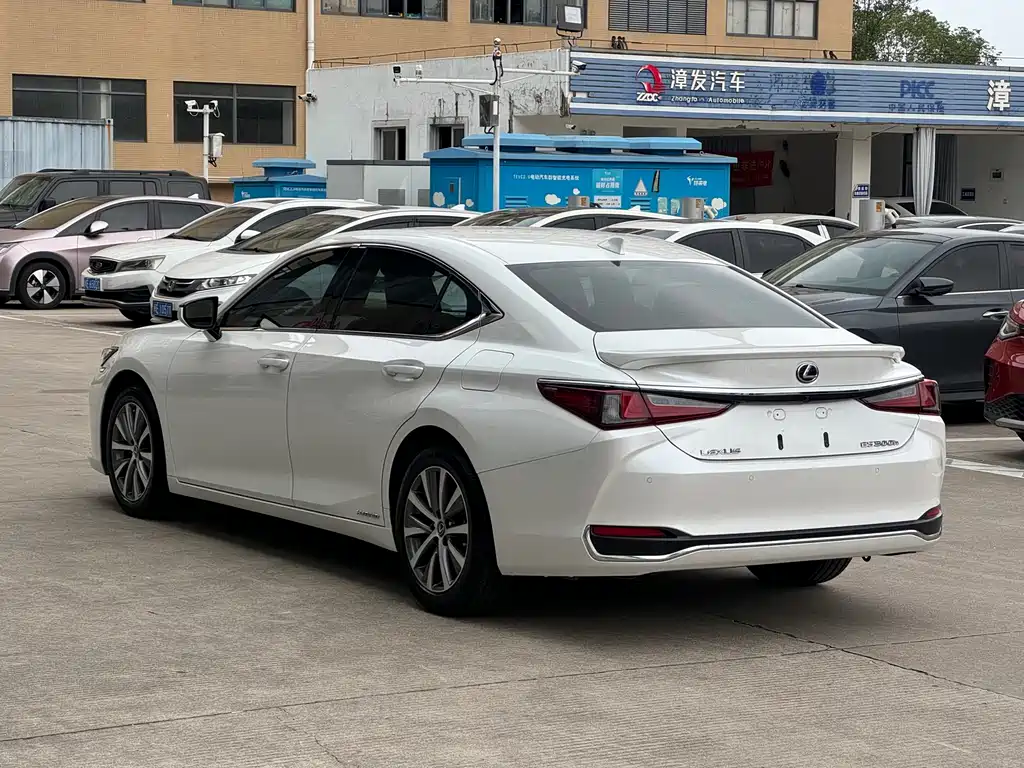 Lexus ES — фото 9