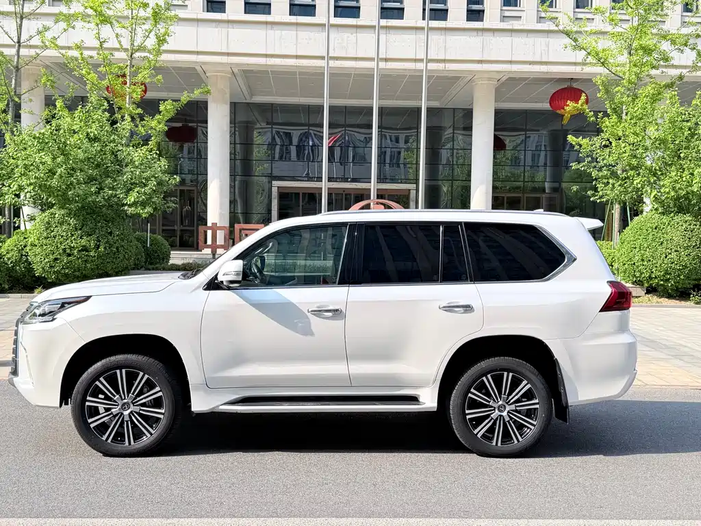 Lexus LX — фото 11