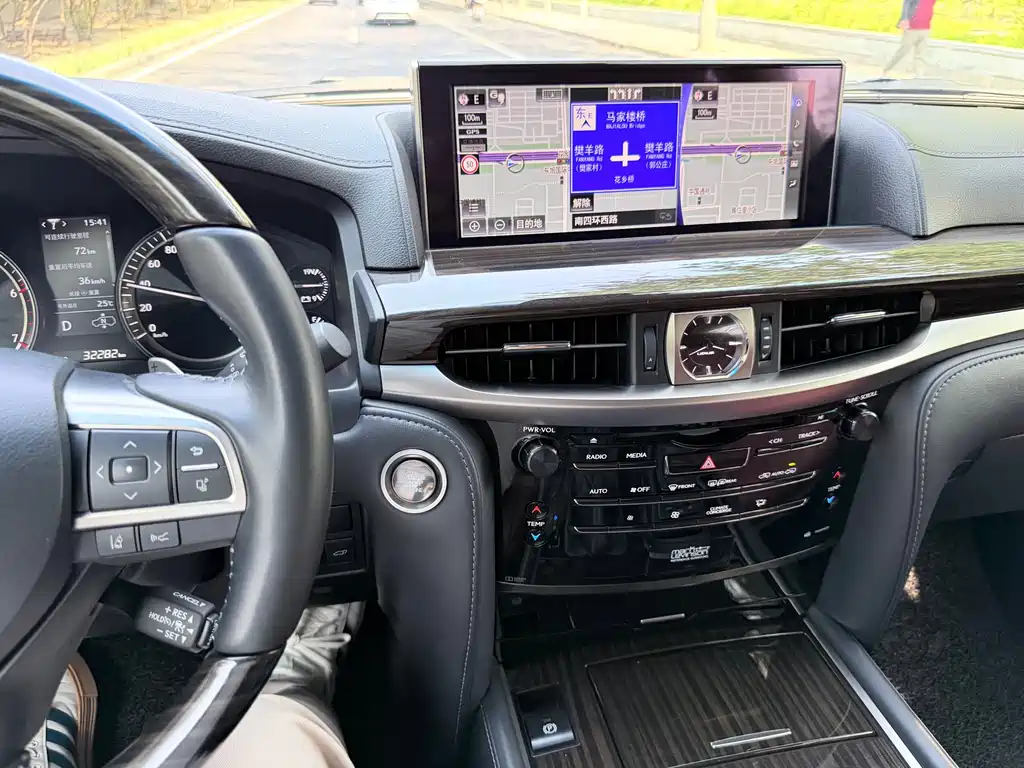 Lexus LX — фото 17