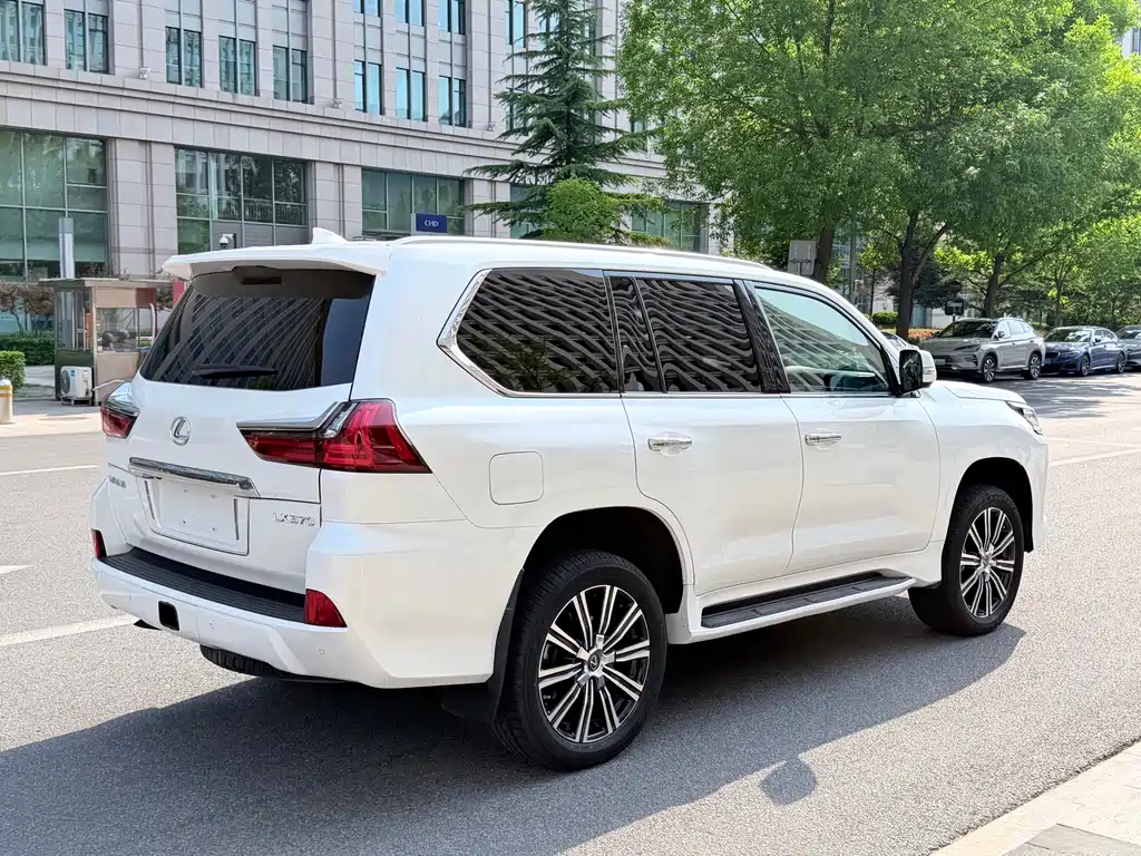 Lexus LX — фото 25