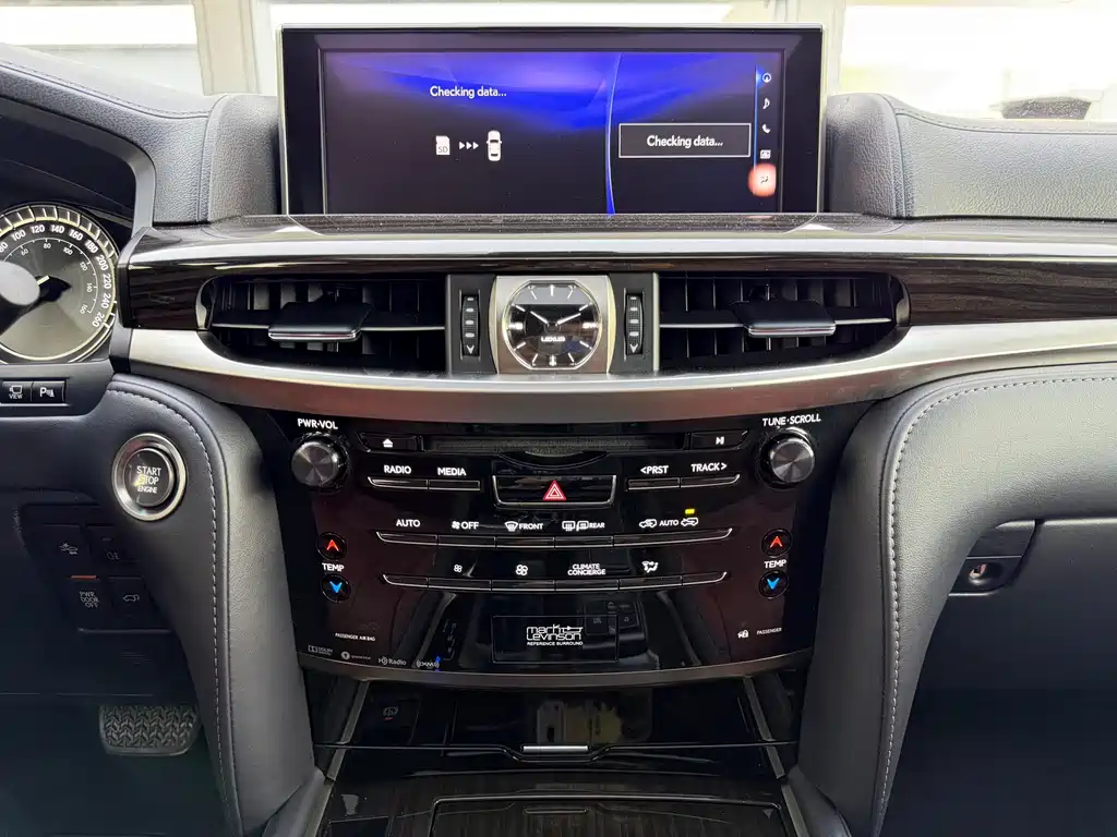 Lexus LX — фото 11