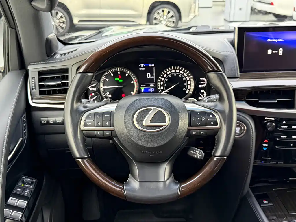 Lexus LX — фото 14