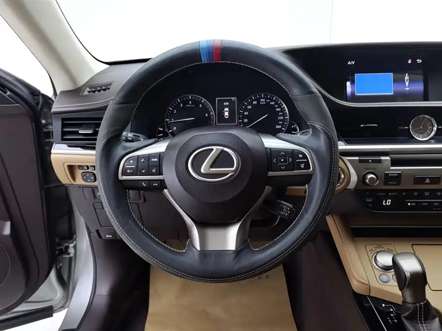 Lexus ES — фото 15