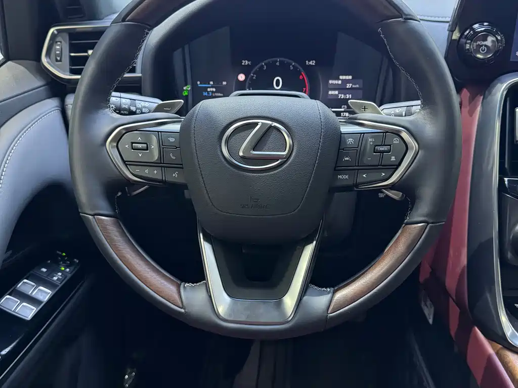 Lexus LX — фото 17
