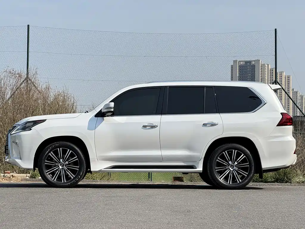 Lexus LX — фото 11