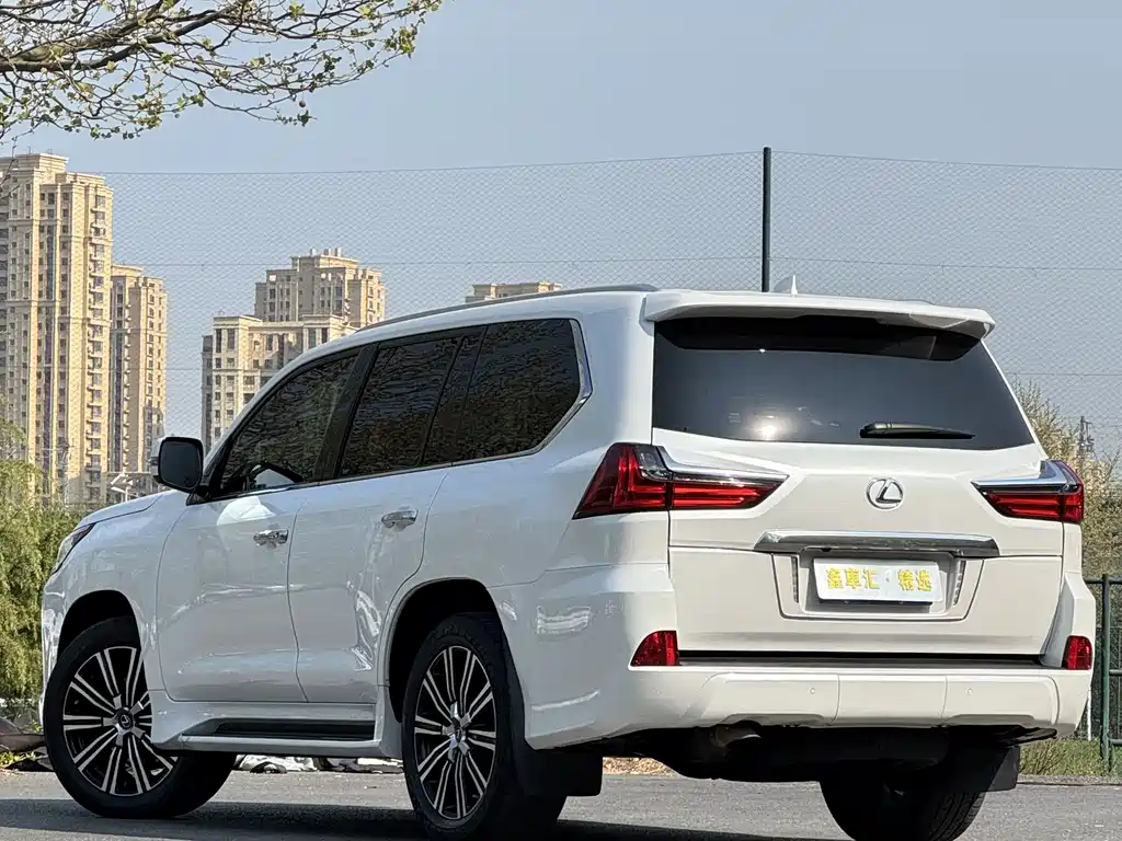Lexus LX — фото 13