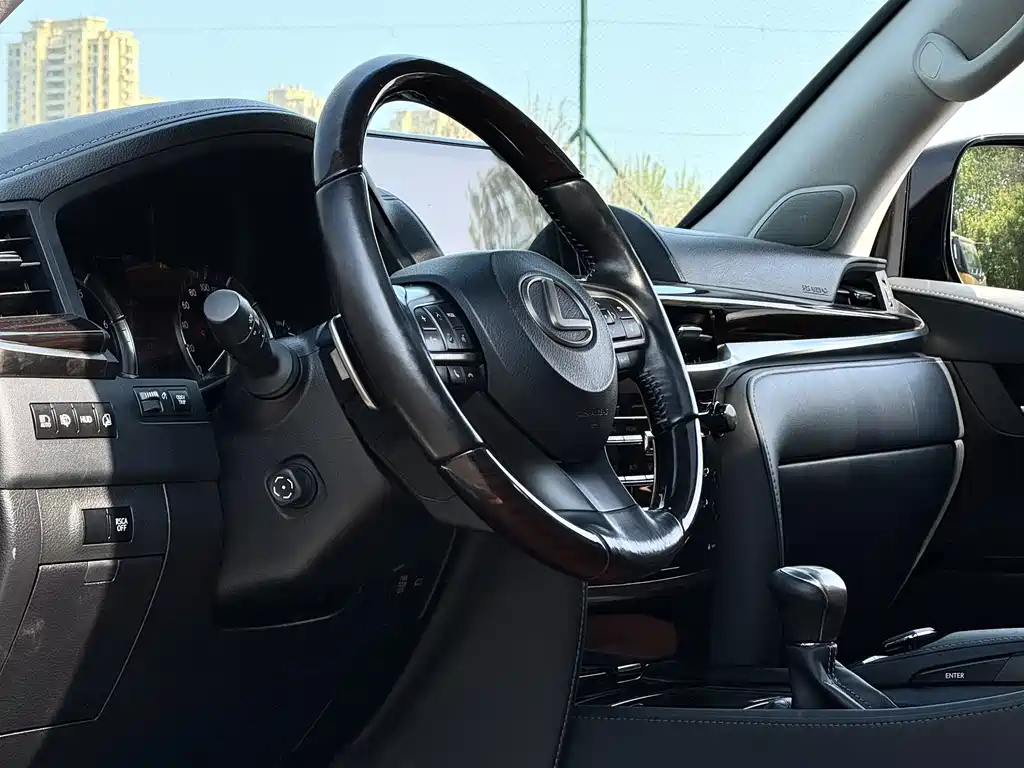 Lexus LX — фото 15