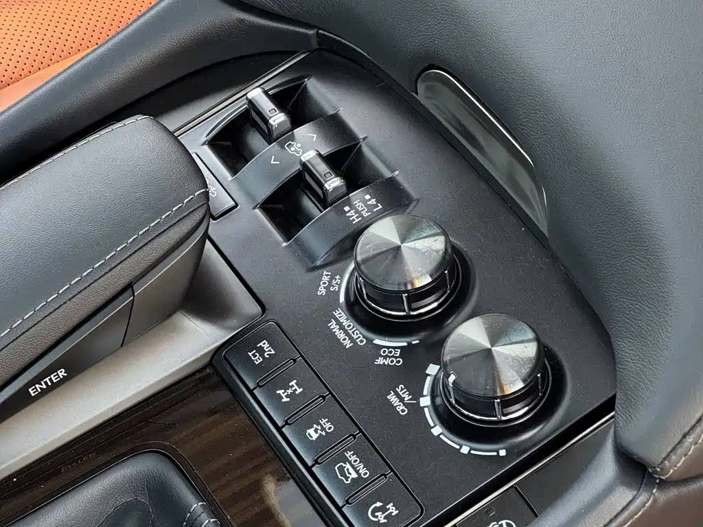 Lexus LX — фото 17