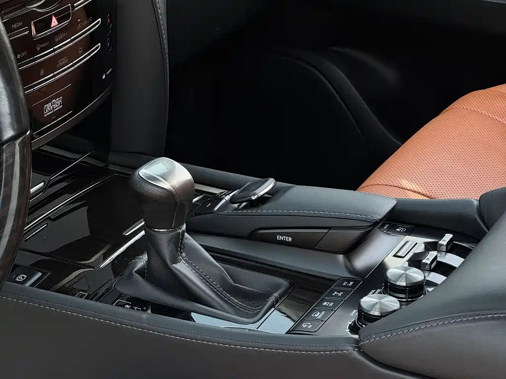 Lexus LX — фото 18
