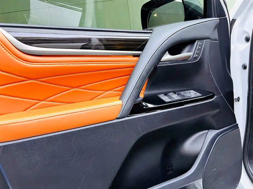 Lexus LX — фото 11