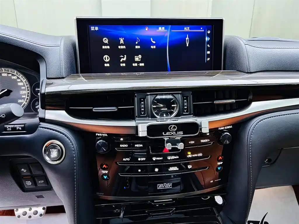 Lexus LX — фото 14