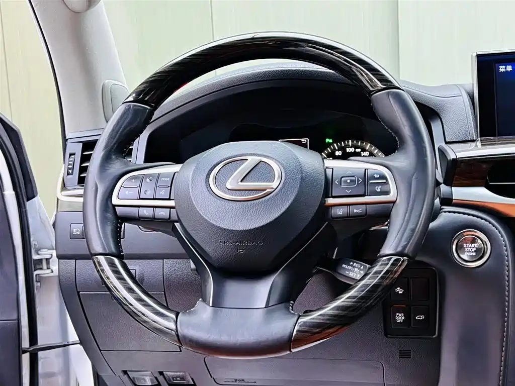 Lexus LX — фото 10
