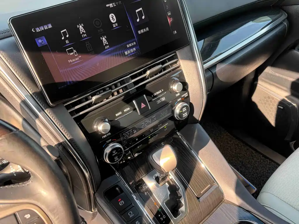 Lexus LM — фото 11
