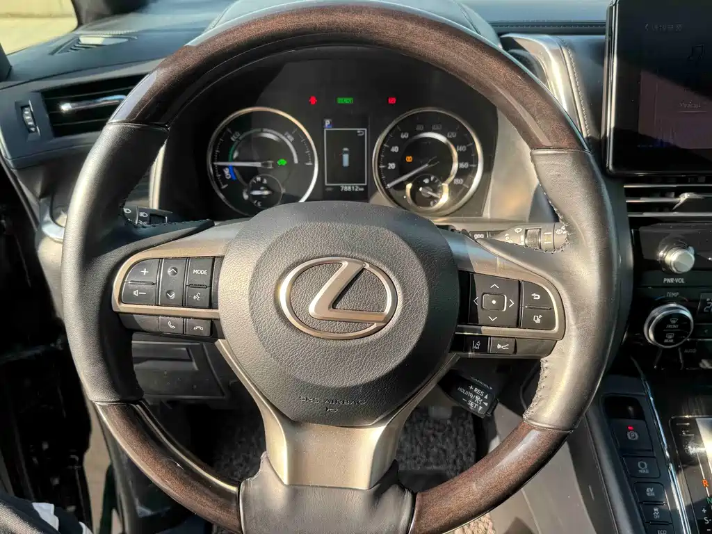 Lexus LM — фото 10
