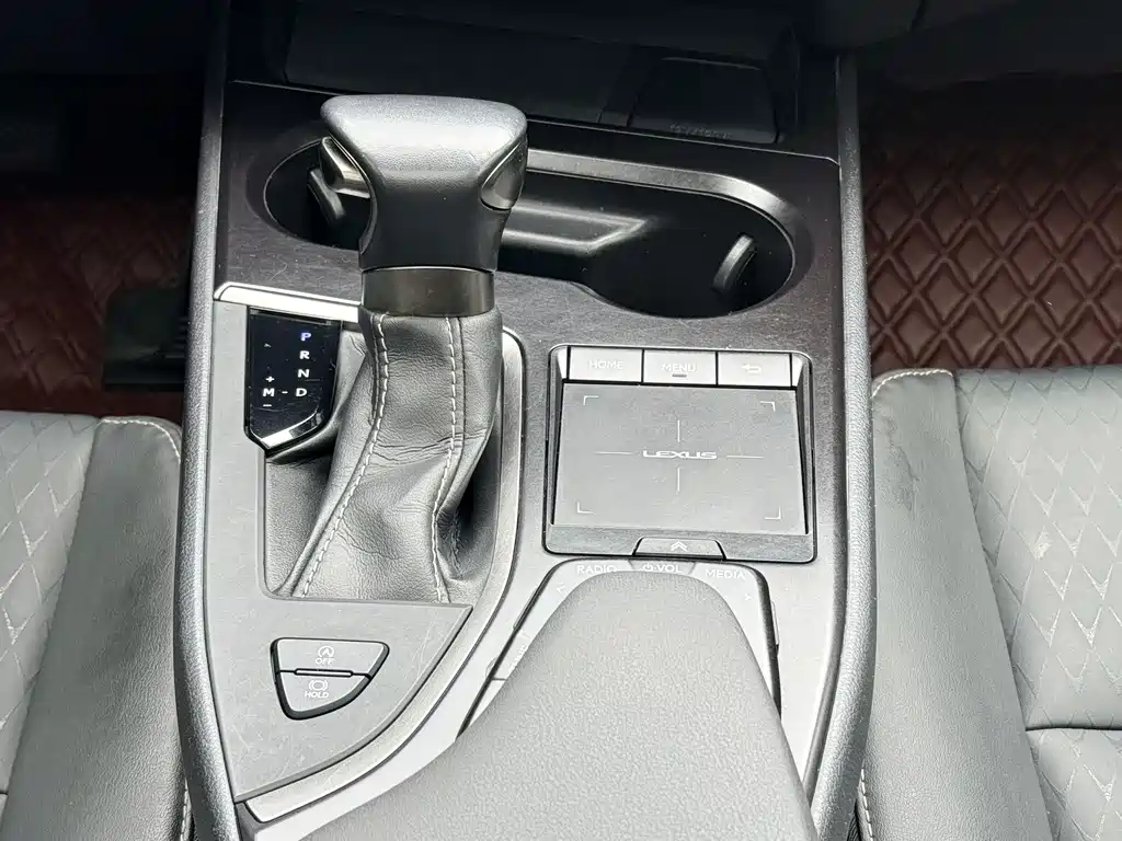 Lexus UX — фото 13